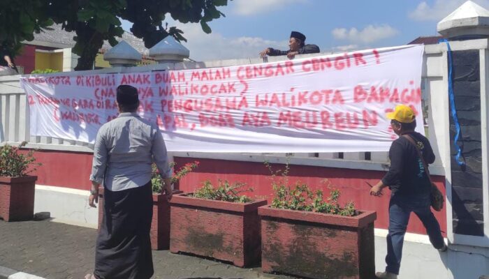 Spanduk Protes Kembali Gegerkan Balai Kota Tasikmalaya, Wali Kota Disorot Soal Lapangan Padel RS Hermina