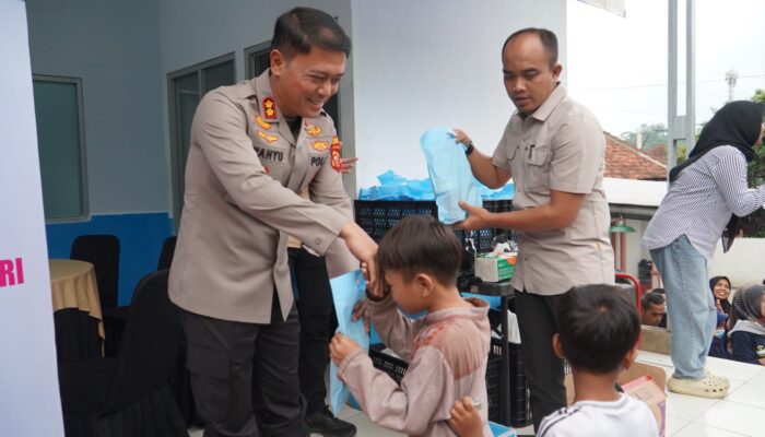 Menjelang Maghrib, SPPG Polres Tasikmalaya Bagi Takjil dan Gelar Pengobatan Gratis di Tanjungjaya