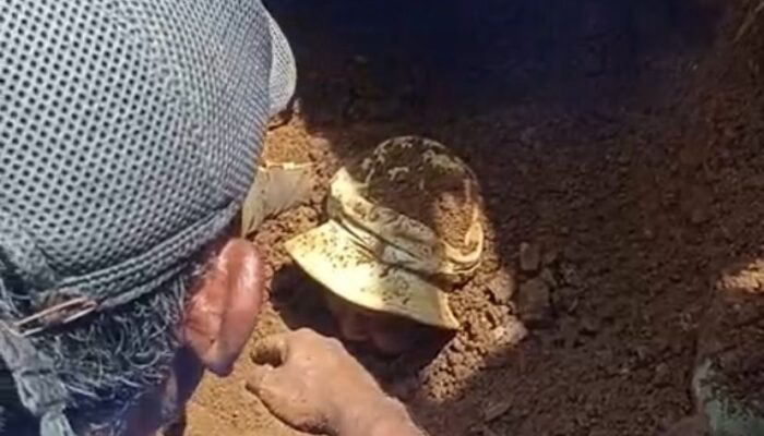 Tertimbun Longsor 10 Menit, Kakek Pekerja Bangunan di Cigalontang Tasikmalaya Selamat