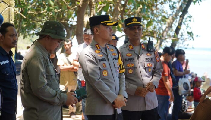 Kapolres Tasikmalaya Cek Pos Pam Pantai Cipatujah, Pastikan Wisatawan Aman Saat Libur Lebaran